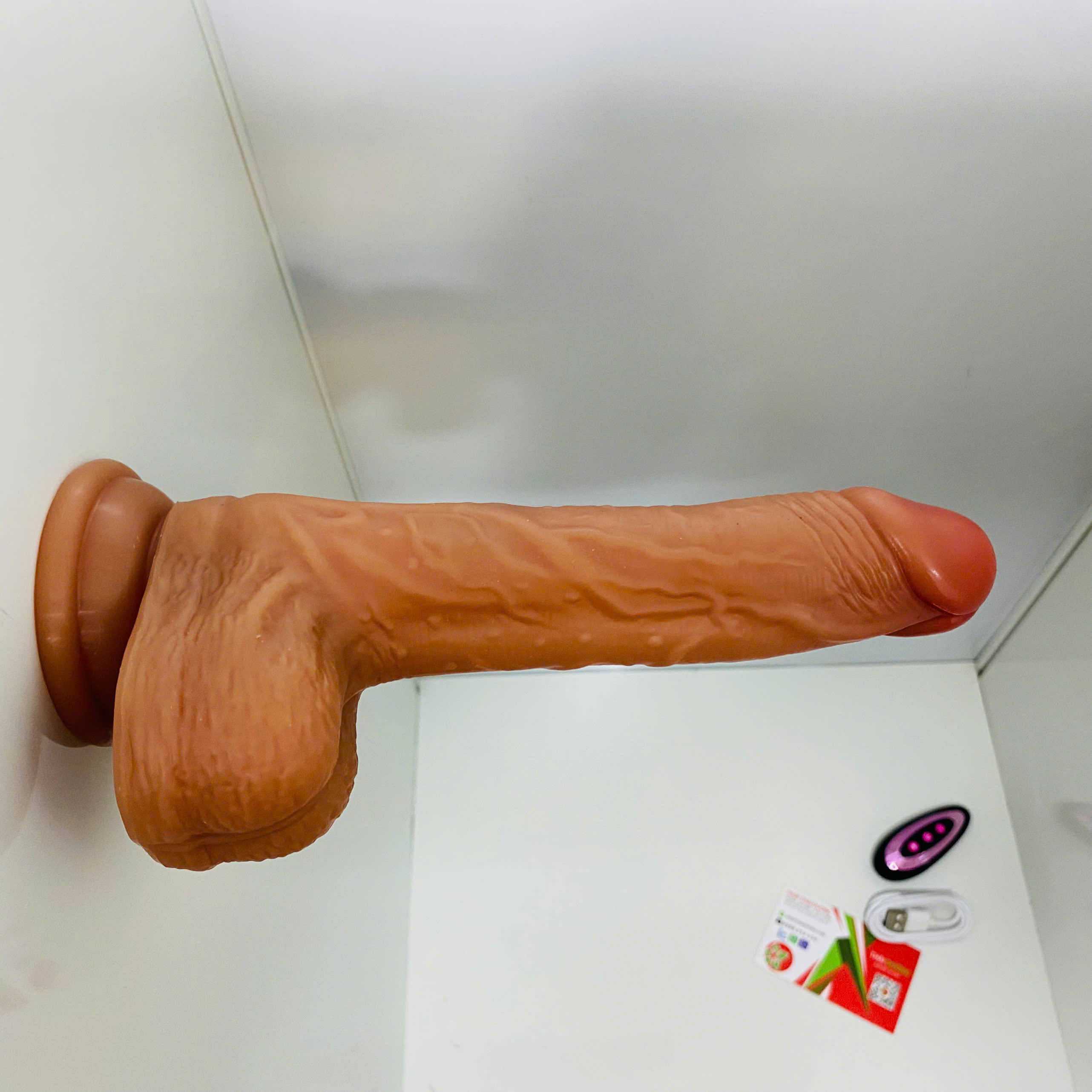 Dương Vật Giả Gắn Tường Cao Cấp – Rung Thụt 9 Chế Độ, Tỏa Nhiệt 43 Độ, Điều Khiển Từ Xa